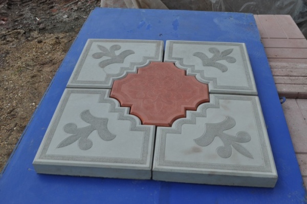 145644603_w640_h640_trotuarnaya-plitka-gzhelka